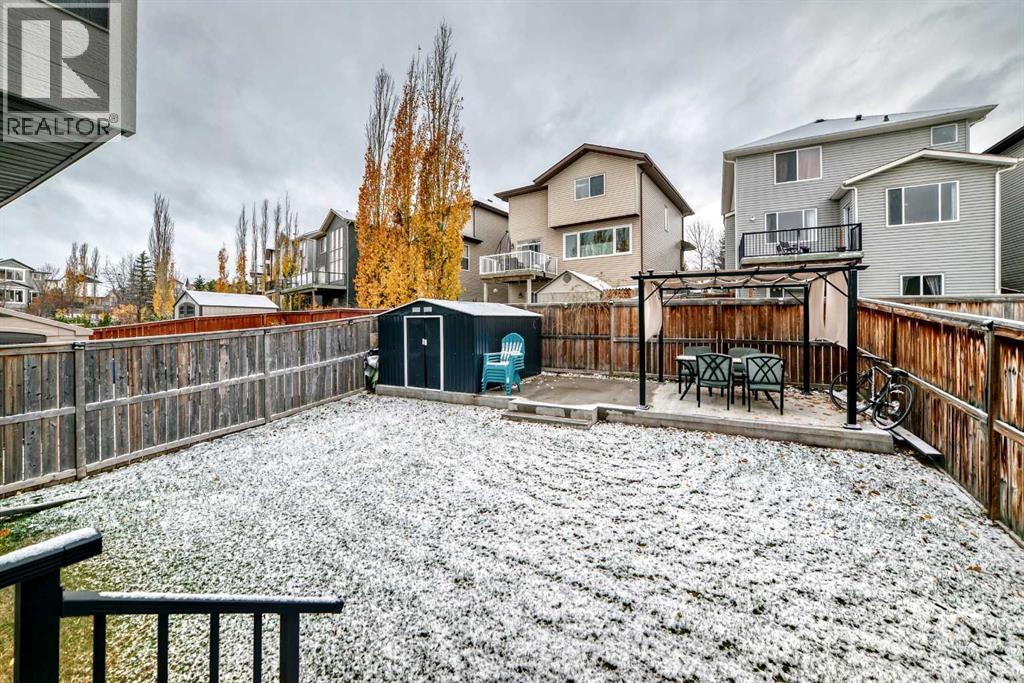 200 Panora Close NW