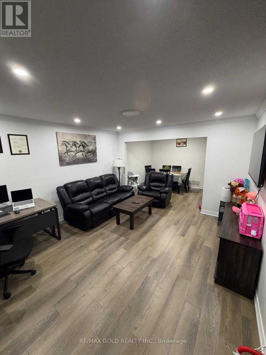 210 Harold Street, Brampton, Ontario  L6Y 2G2 - Photo 3 - W14118524