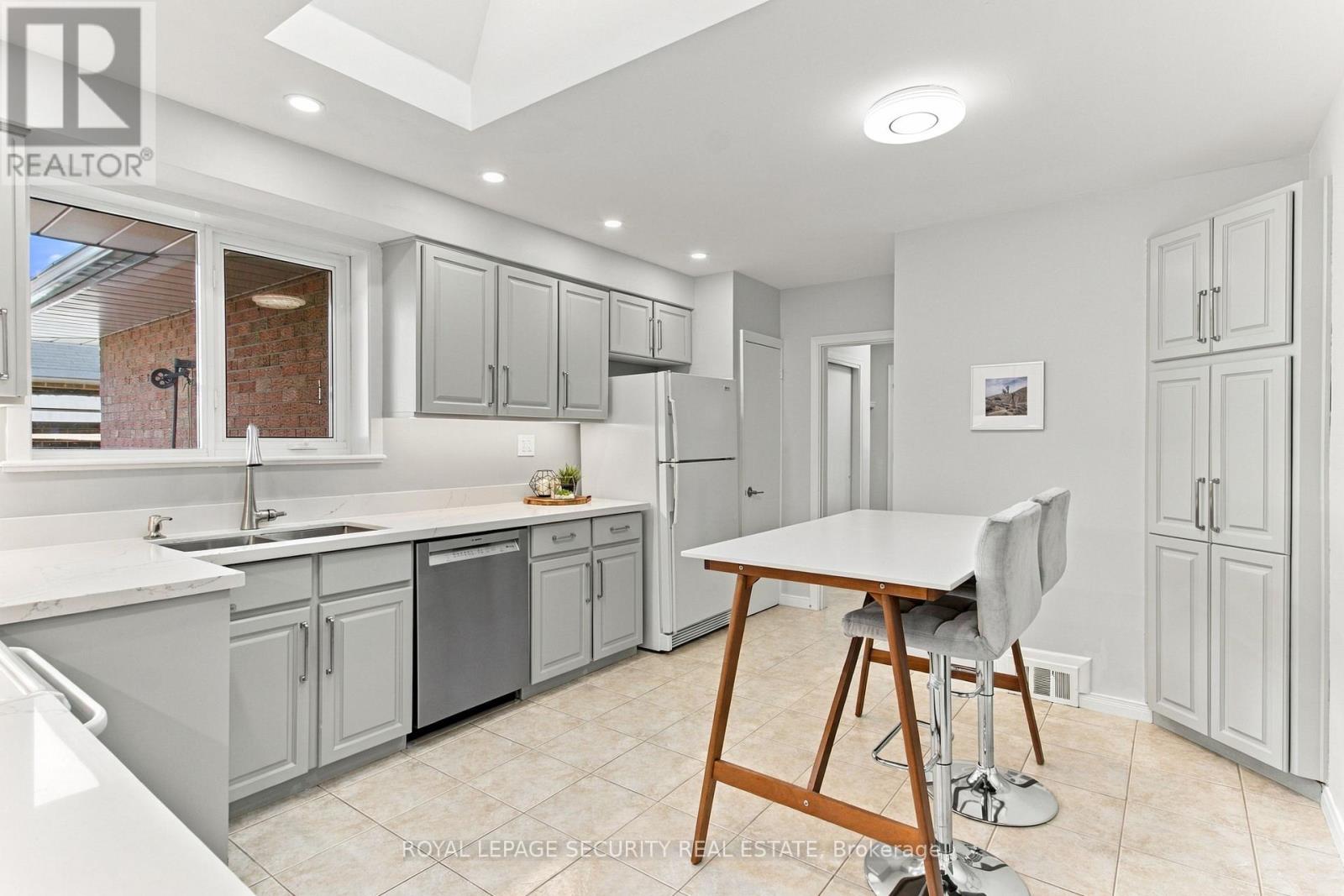 6 Tewsely Place, Toronto, Ontario  M9P 1N7 - Photo 10 - W14119196