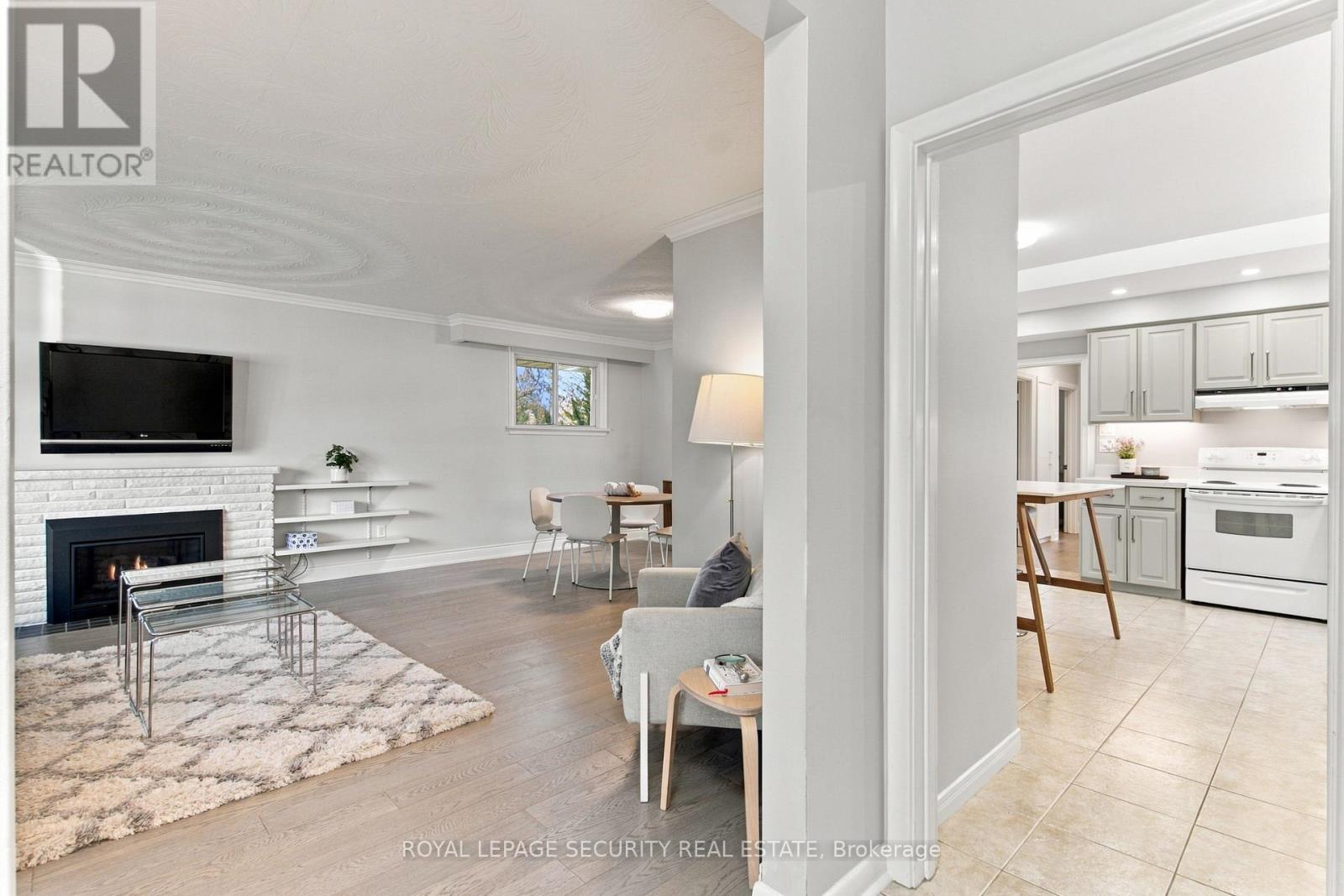 6 Tewsely Place, Toronto, Ontario  M9P 1N7 - Photo 4 - W14119196