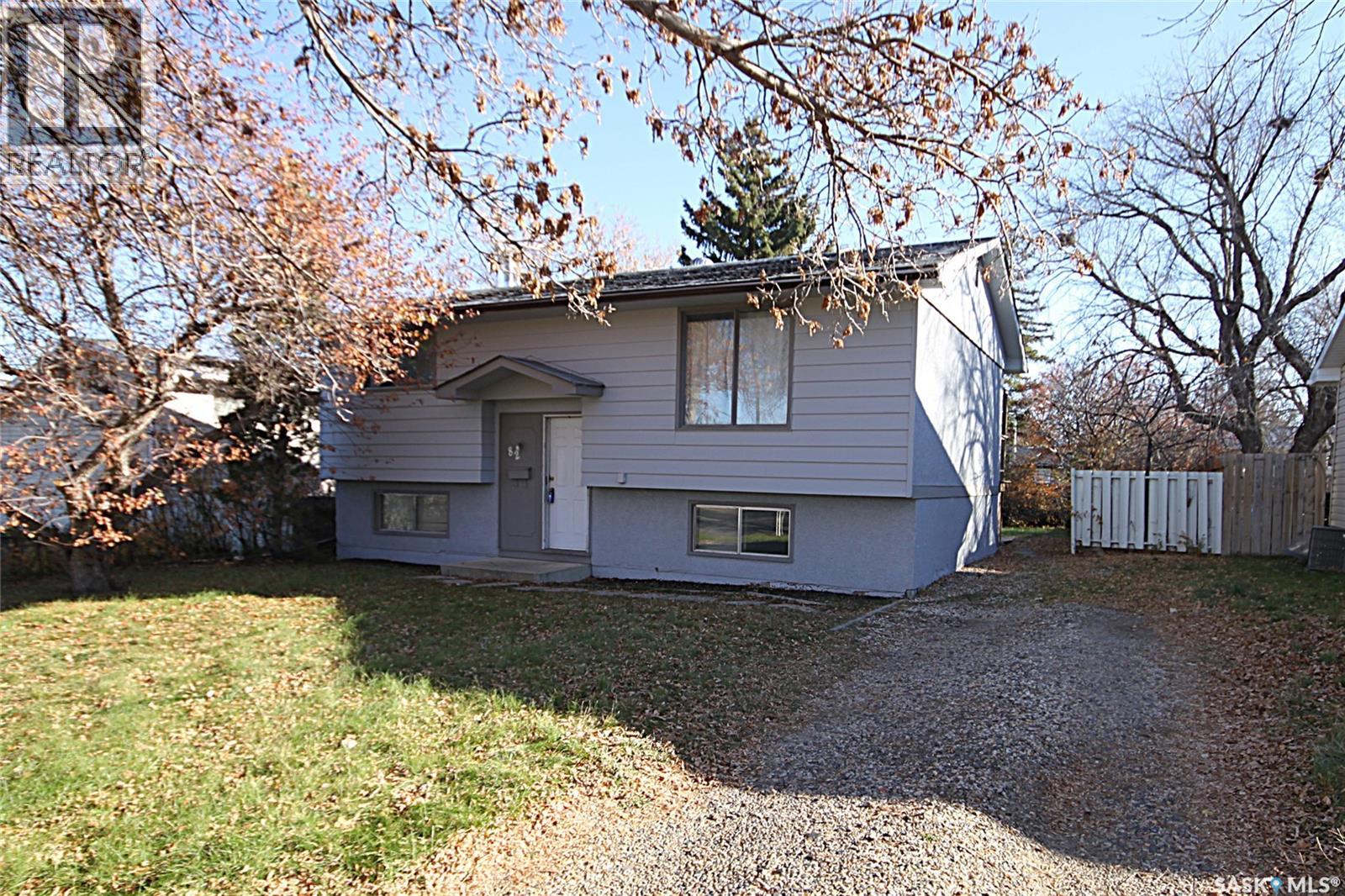 82 Osborne Crescent, Regina, Saskatchewan S4R 5J1 - Photo 2 - SK051985