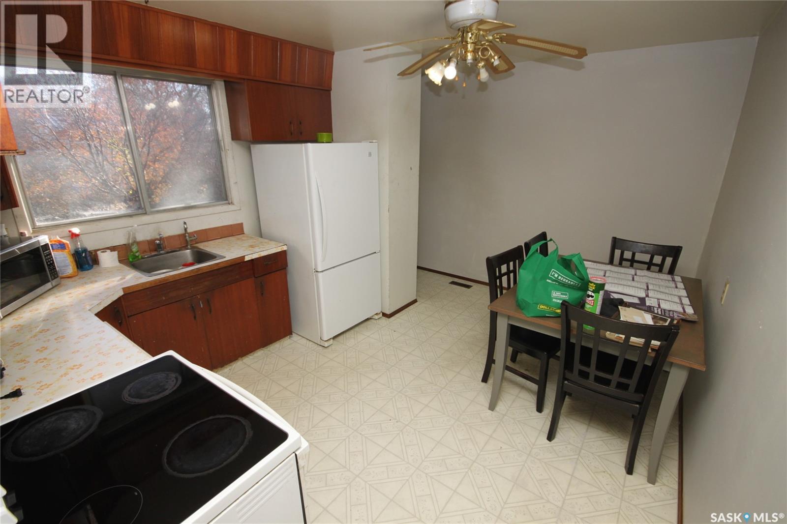 82 Osborne Crescent, Regina, Saskatchewan S4R 5J1 - Photo 9 - SK051985