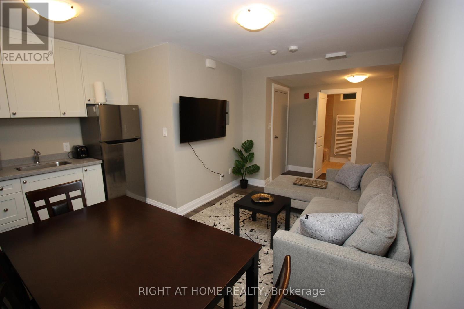 5 - 2 Glen Gordon Road, Toronto (High Park North), Ontario  M6P 1B8 - Photo 4 - W14120216