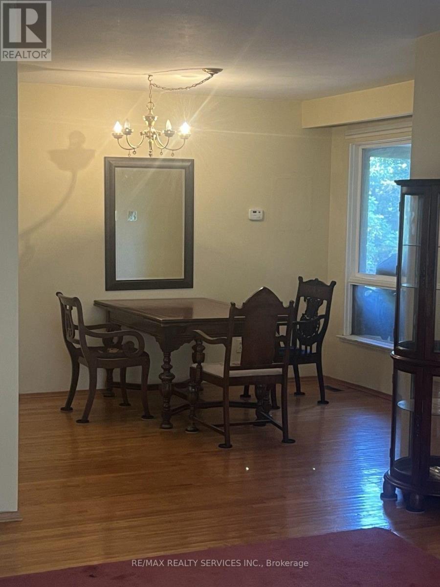 39 Golf View Drive, Brampton, Ontario  L6W 1A4 - Photo 4 - W13865866