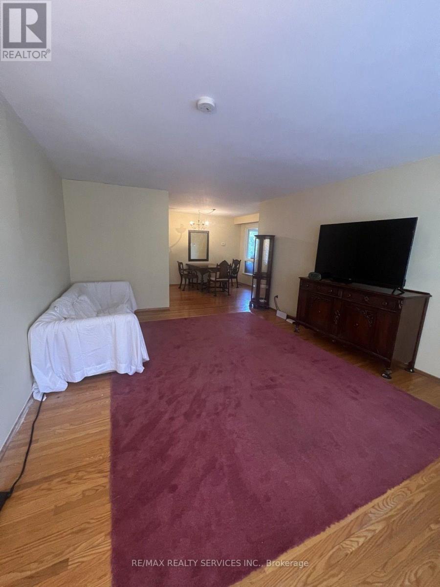 39 Golf View Drive, Brampton, Ontario  L6W 1A4 - Photo 2 - W13865866