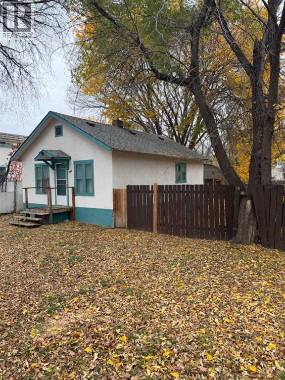 762 9 Street Se, Medicine Hat, Alberta  T1A 1P4 - Photo 2 - A2354085