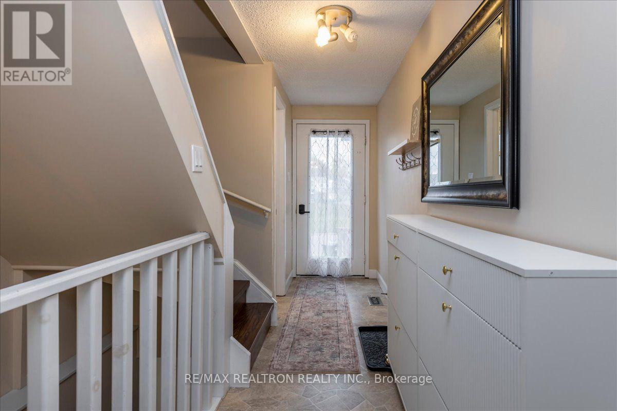 99 Robin Court, Barrie, Ontario  L4M 5L9 - Photo 2 - S14120746