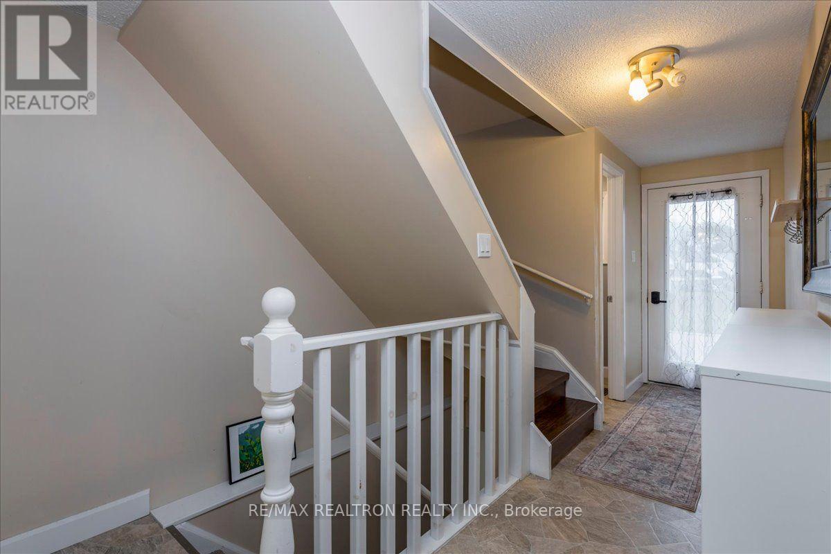 99 Robin Court, Barrie, Ontario  L4M 5L9 - Photo 3 - S14120746