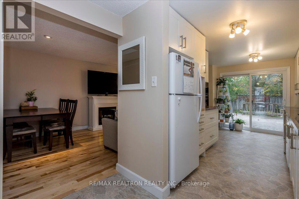 99 Robin Court, Barrie, Ontario  L4M 5L9 - Photo 5 - S14120746