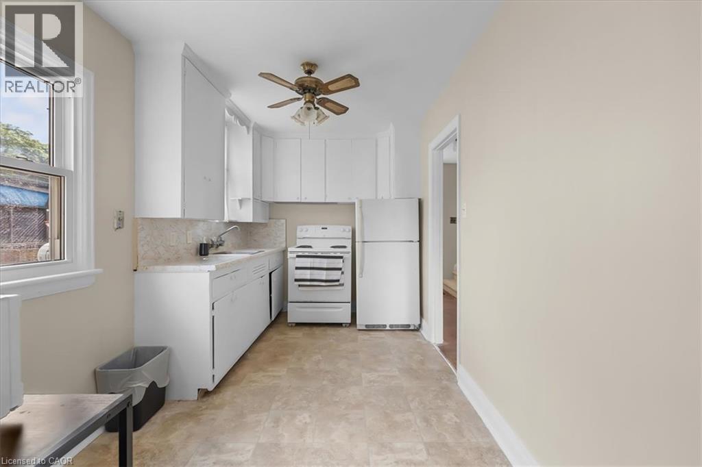 128 East 39th Street, Hamilton, Ontario  L8V 4H3 - Photo 4 - 40850086