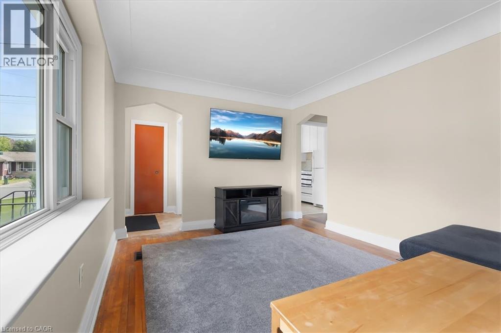 128 East 39th Street, Hamilton, Ontario  L8V 4H3 - Photo 2 - 40850086