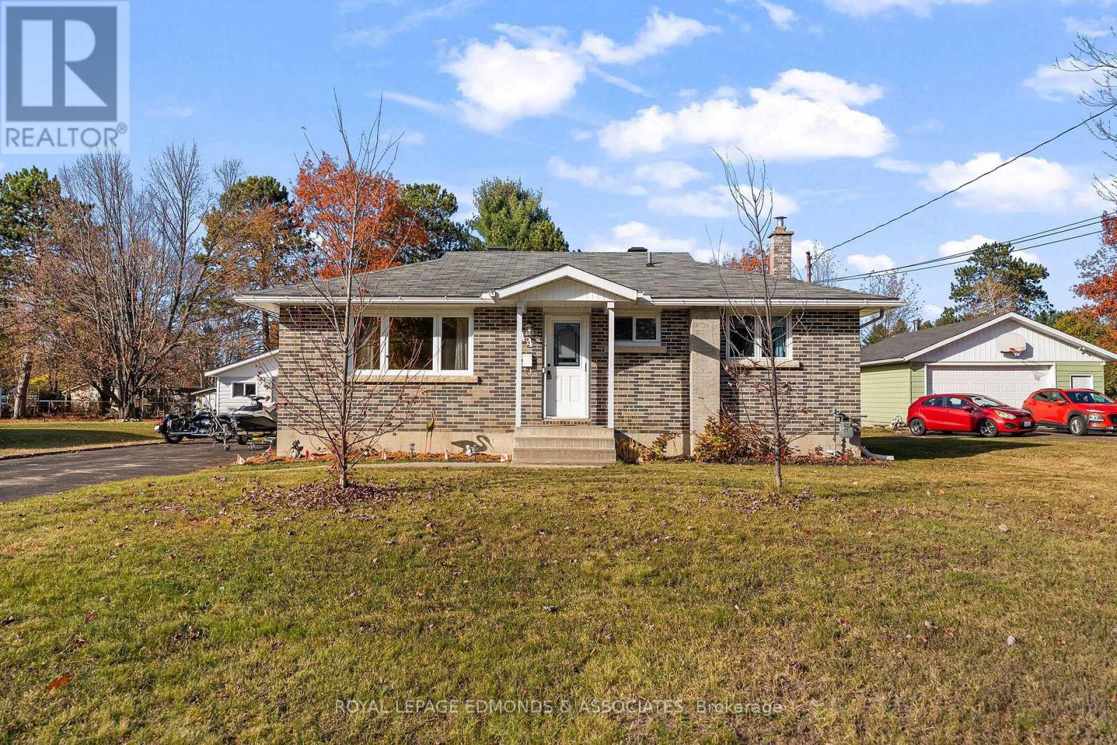 44 Sunset Crescent, Petawawa, Ontario