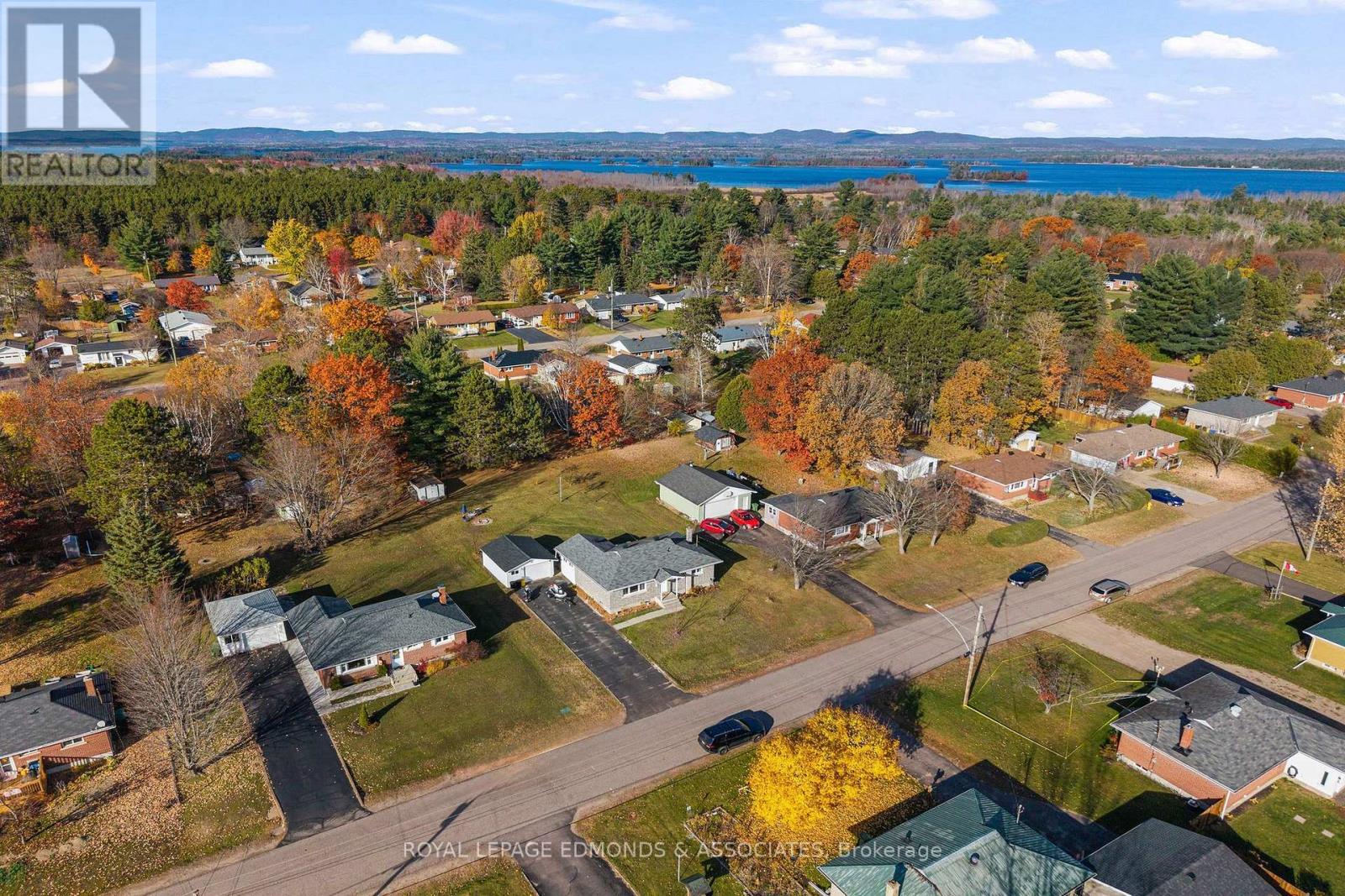 44 Sunset Crescent, Petawawa, Ontario K8H 2L9 - Photo 3 - X14120930