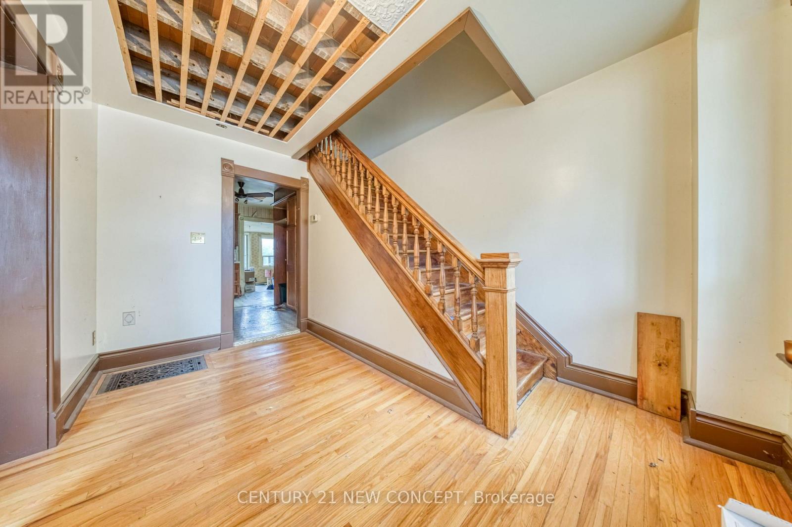 68 Victoria Street, Barrie (Sanford), Ontario  L4N 2H9 - Photo 6 - S14120852