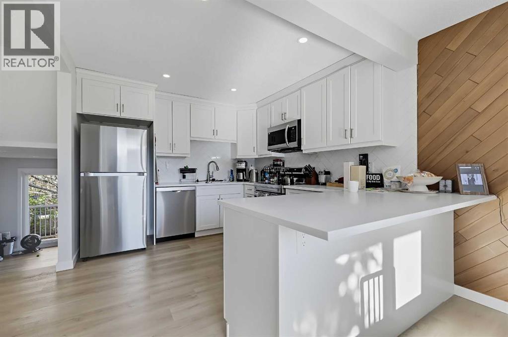 302 Woodvale Crescent SW, Calgary, Alberta  T2W 3P3 - Photo 2 - A2354509