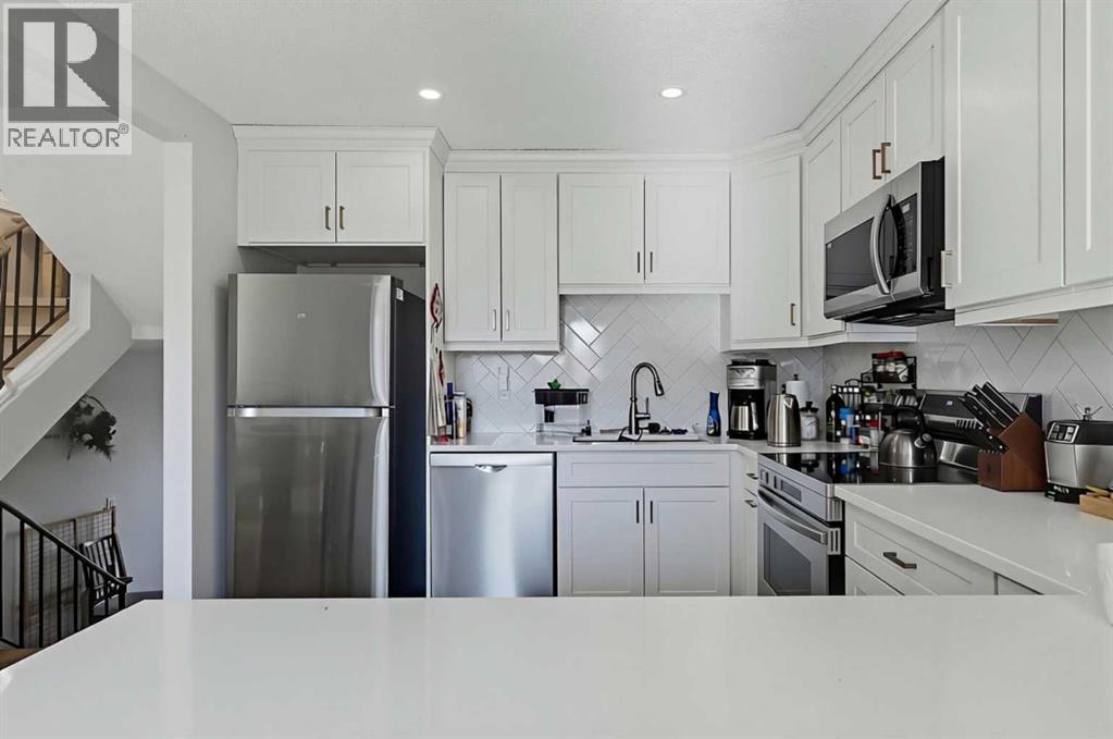 302 Woodvale Crescent SW, Calgary, Alberta  T2W 3P3 - Photo 3 - A2354509