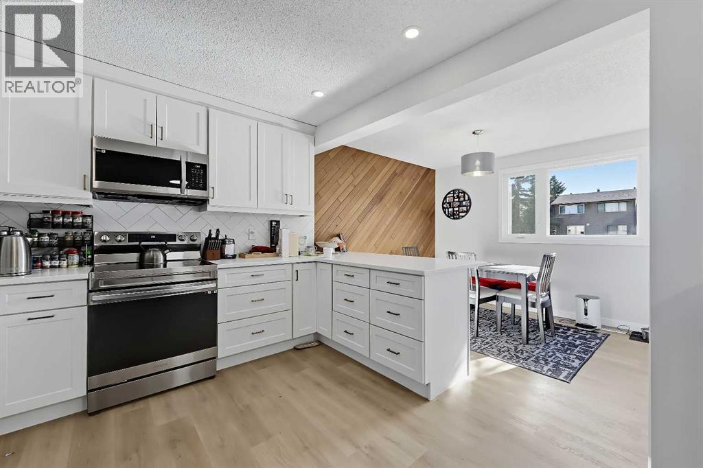 302 Woodvale Crescent SW, Calgary, Alberta  T2W 3P3 - Photo 5 - A2354509