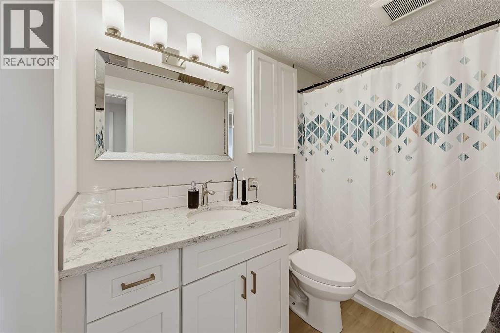 302 Woodvale Crescent SW, Calgary, Alberta  T2W 3P3 - Photo 16 - A2354509