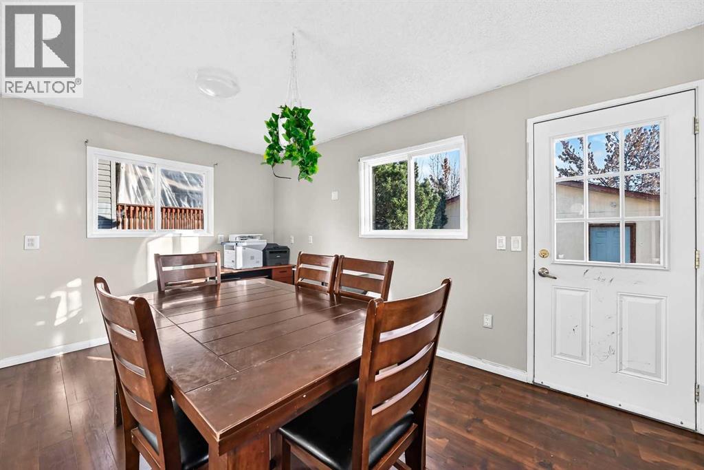 128 fallswater Crescent NE