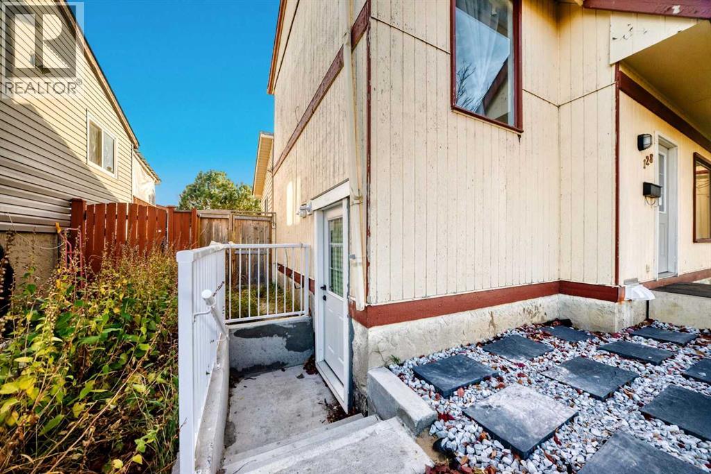 128 fallswater Crescent NE