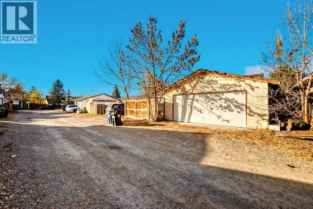 128 fallswater Crescent NE