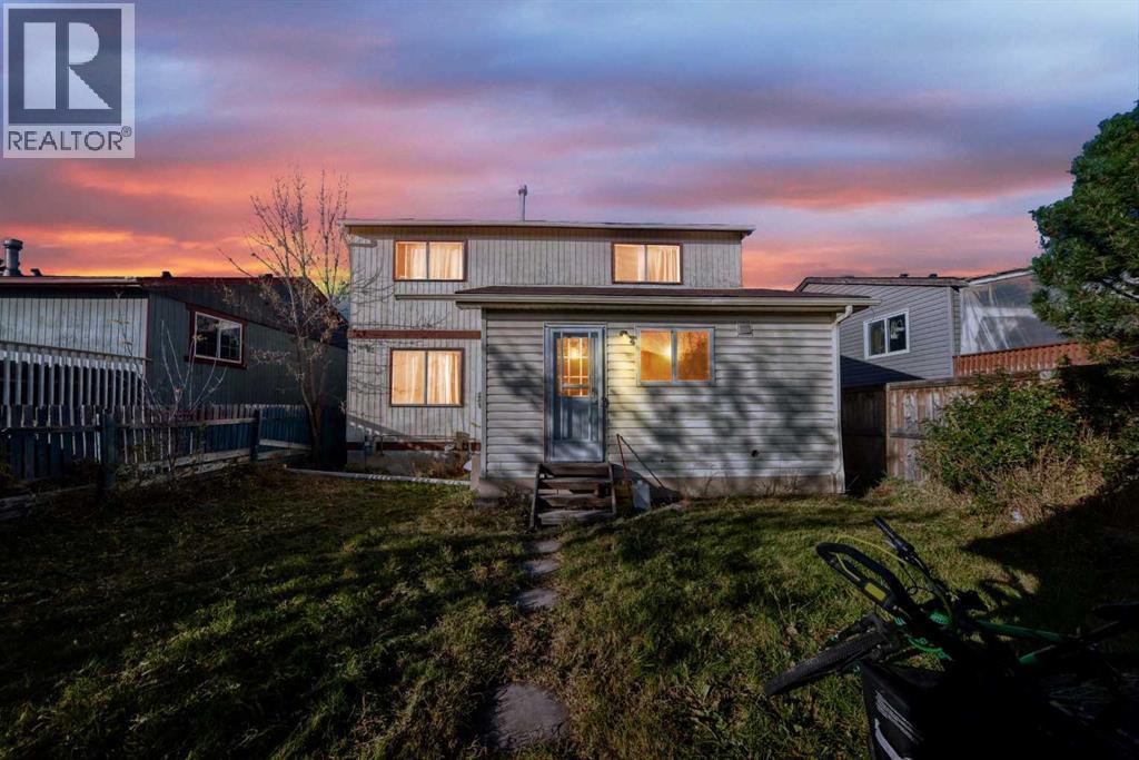 128 fallswater Crescent NE
