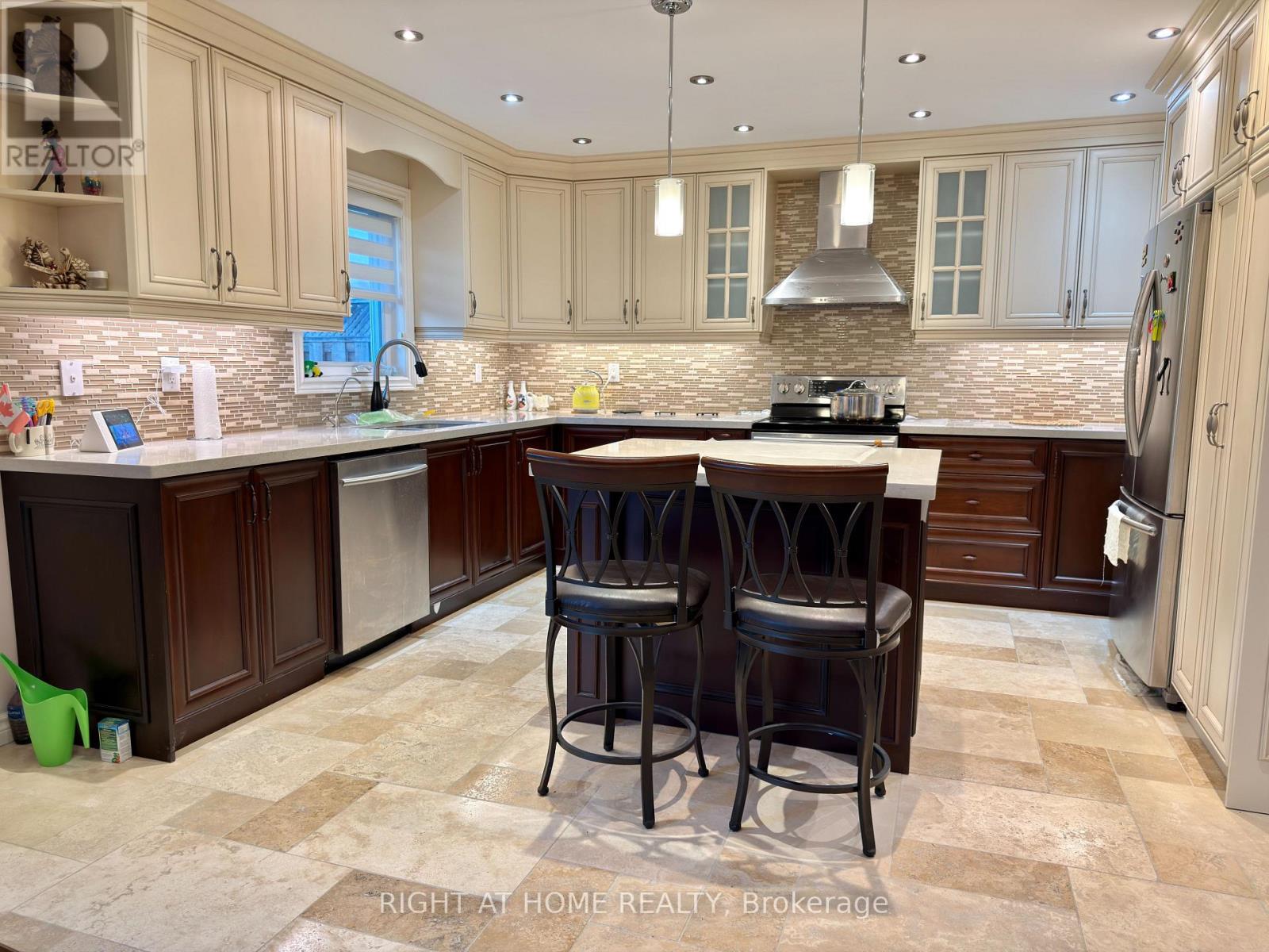 6 Cowles Court, Richmond Hill, Ontario  L4C 9A7 - Photo 3 - N14120708