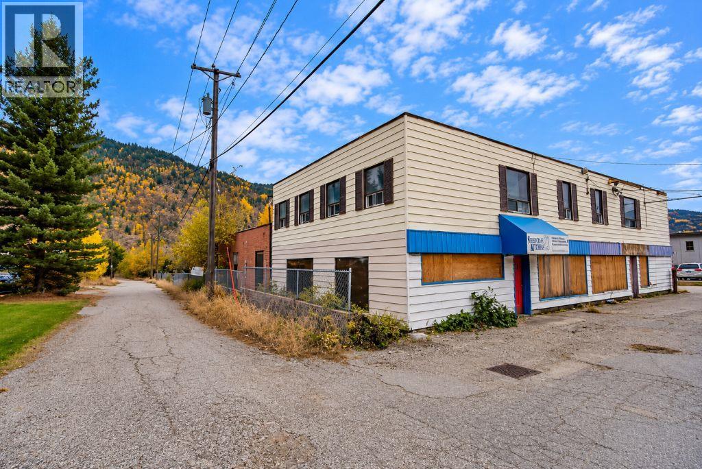 3192 Highway Drive, Trail, British Columbia  V1R 4L2 - Photo 2 - 10404294