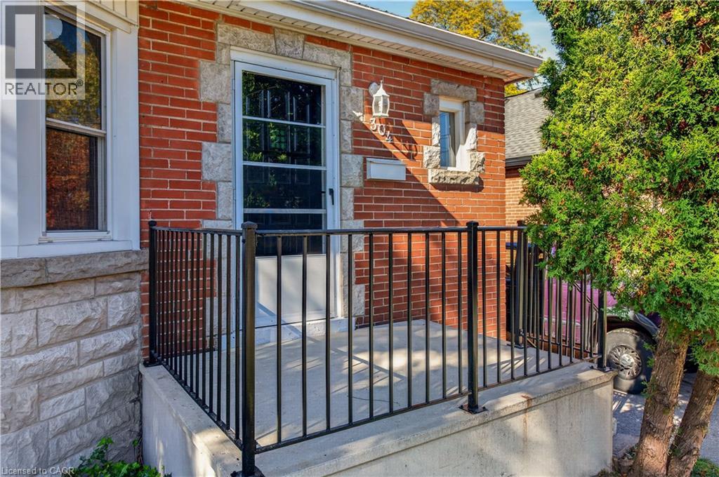 304 East 19th Street, Hamilton, Ontario  L9A 4S7 - Photo 4 - 40873703