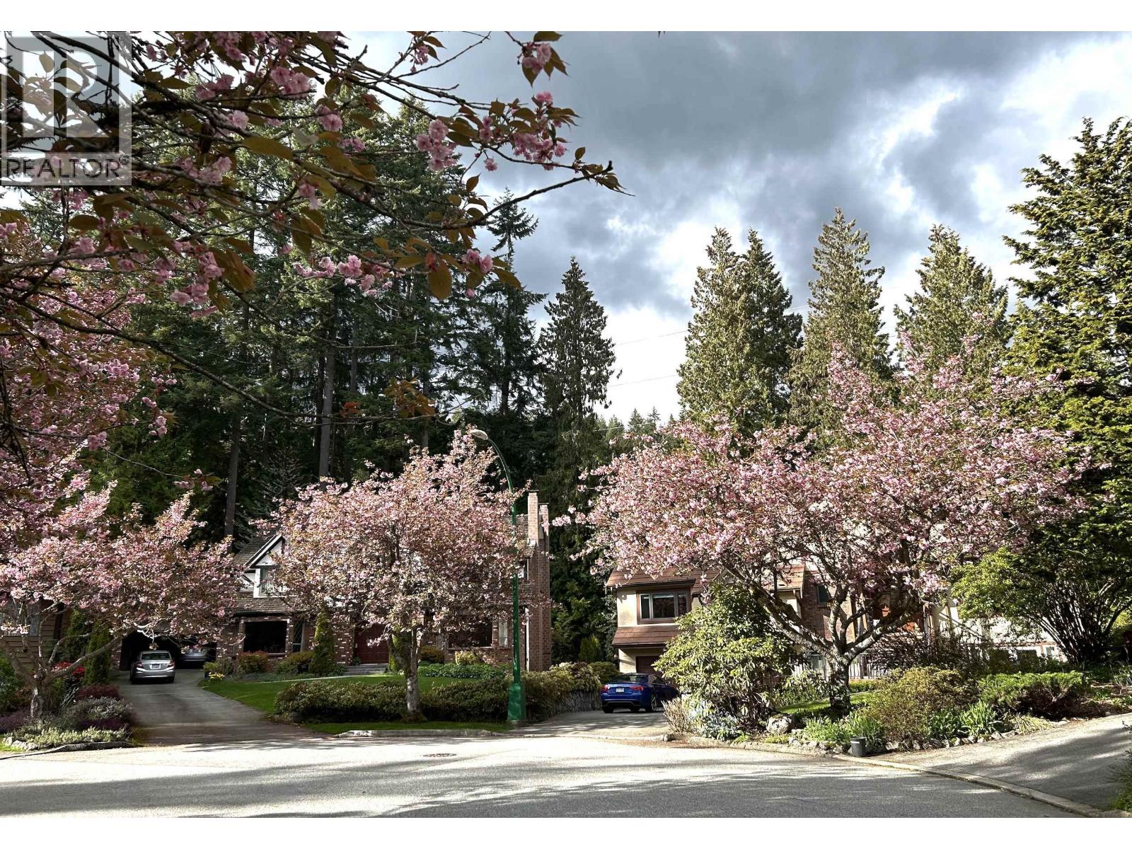 696 Wellington Place, North Vancouver, British Columbia  V7K 3A1 - Photo 4 - R3178556