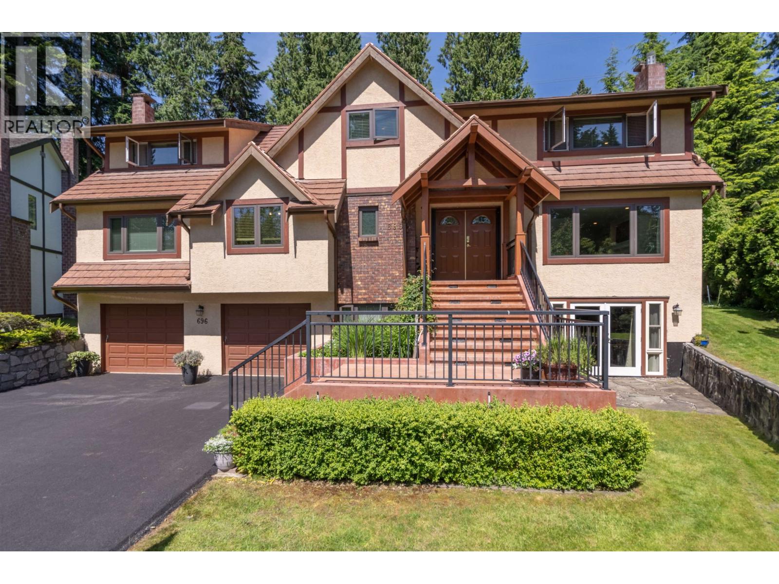 696 Wellington Place, North Vancouver, British Columbia  V7K 3A1 - Photo 2 - R3178556