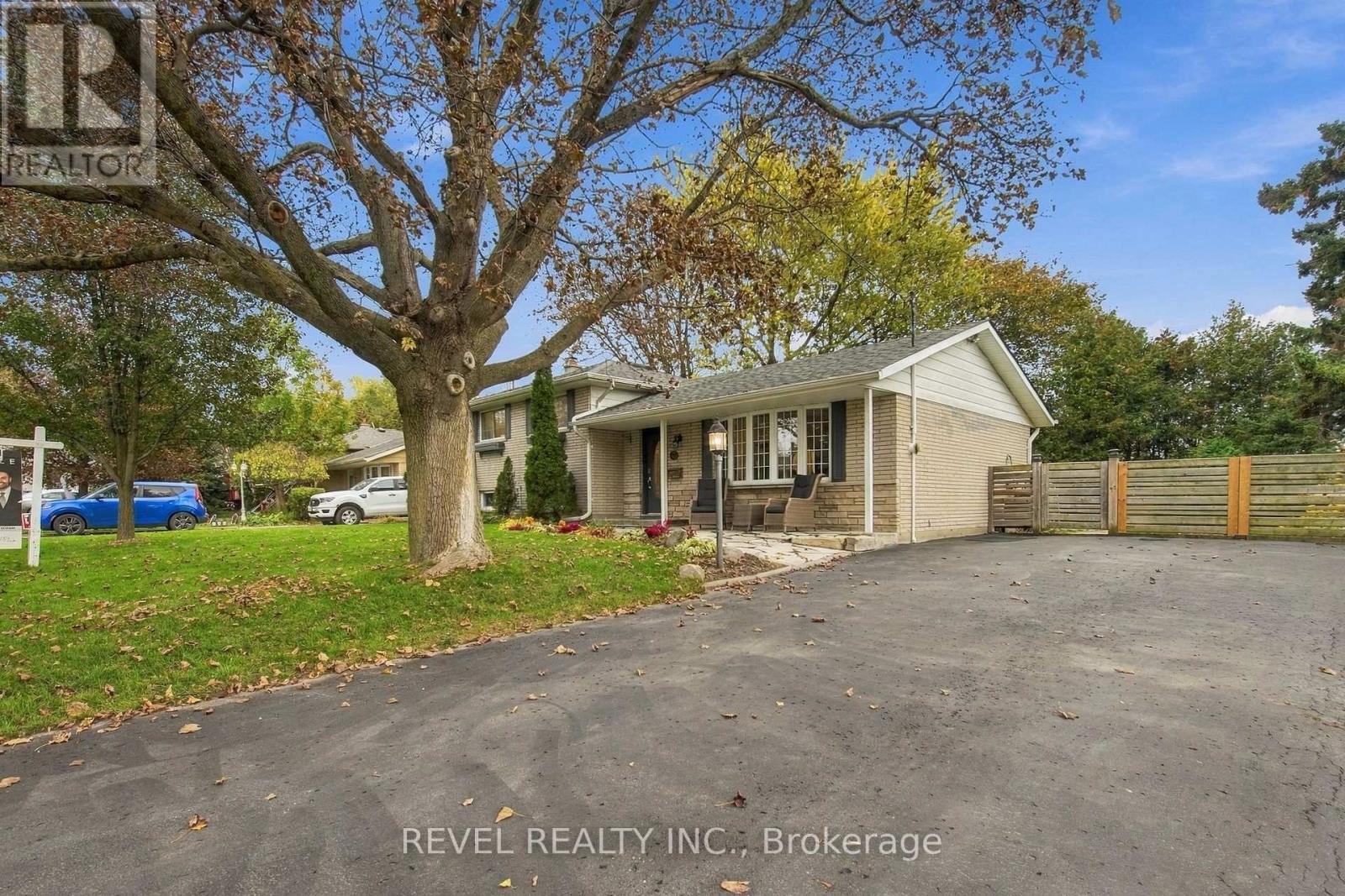 70 Parkway Crescent, Clarington, Ontario  L1C 1C1 - Photo 2 - E14122000