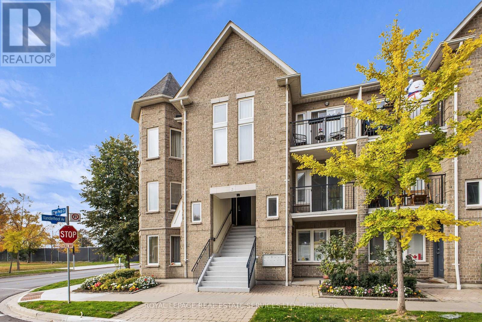 Th 201 - 2 Brian Peck Crescent, Toronto, Ontario  M4G 4K4 - Photo 2 - C14113964