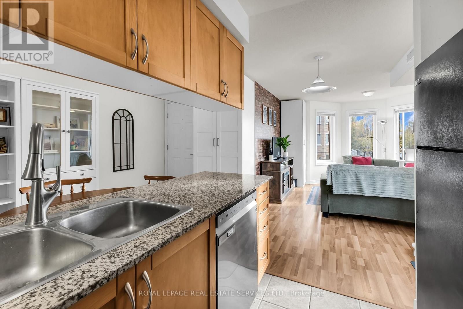 Th 201 - 2 Brian Peck Crescent, Toronto, Ontario  M4G 4K4 - Photo 6 - C14113964
