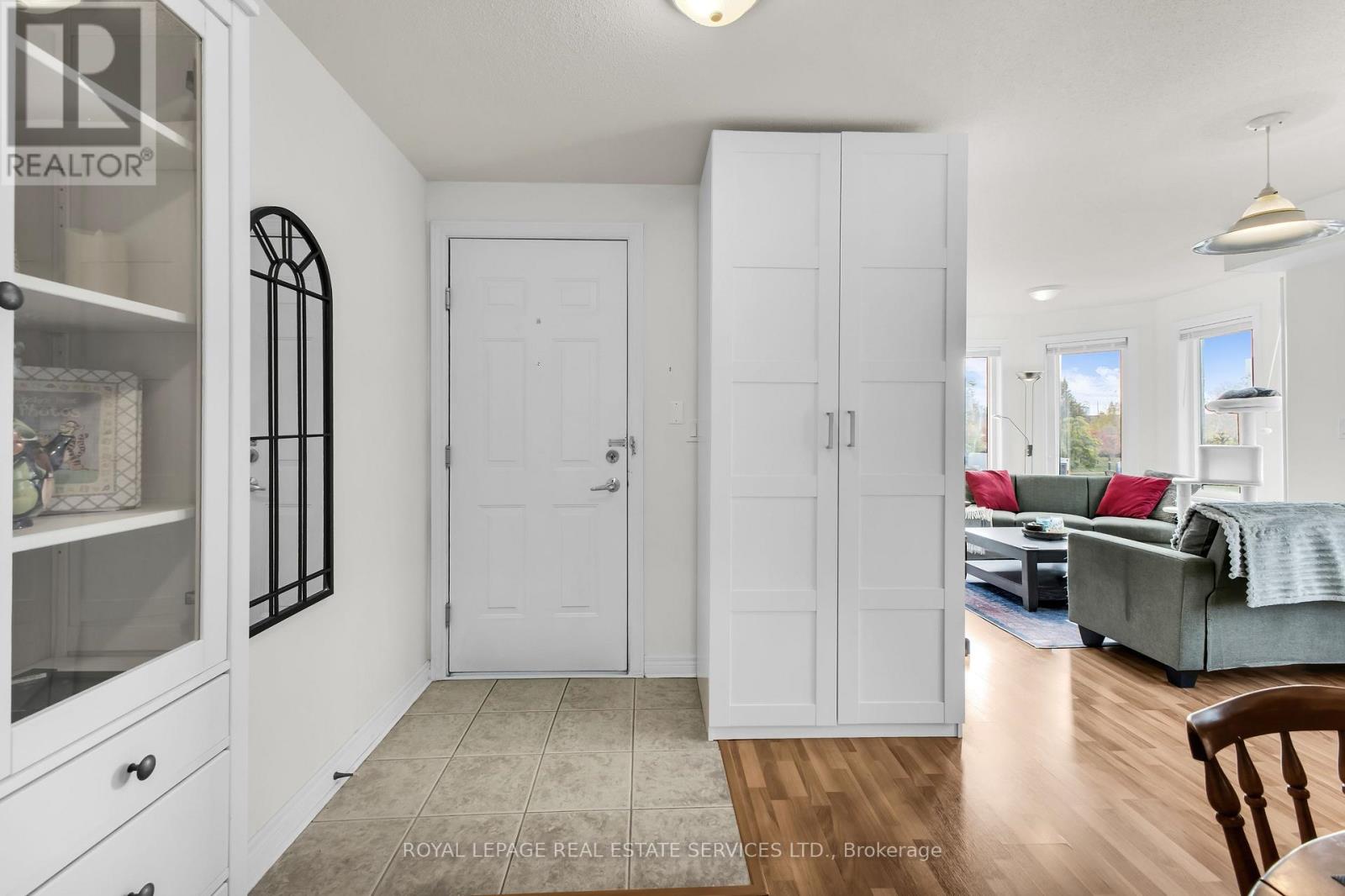 Th 201 - 2 Brian Peck Crescent, Toronto, Ontario  M4G 4K4 - Photo 4 - C14113964