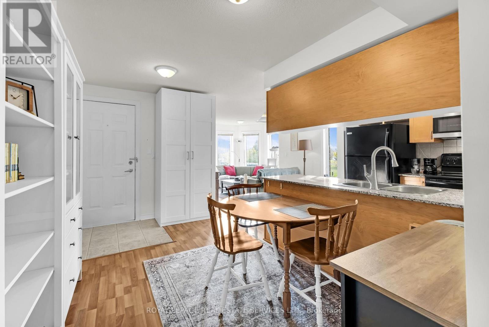 Th 201 - 2 Brian Peck Crescent, Toronto, Ontario  M4G 4K4 - Photo 5 - C14113964