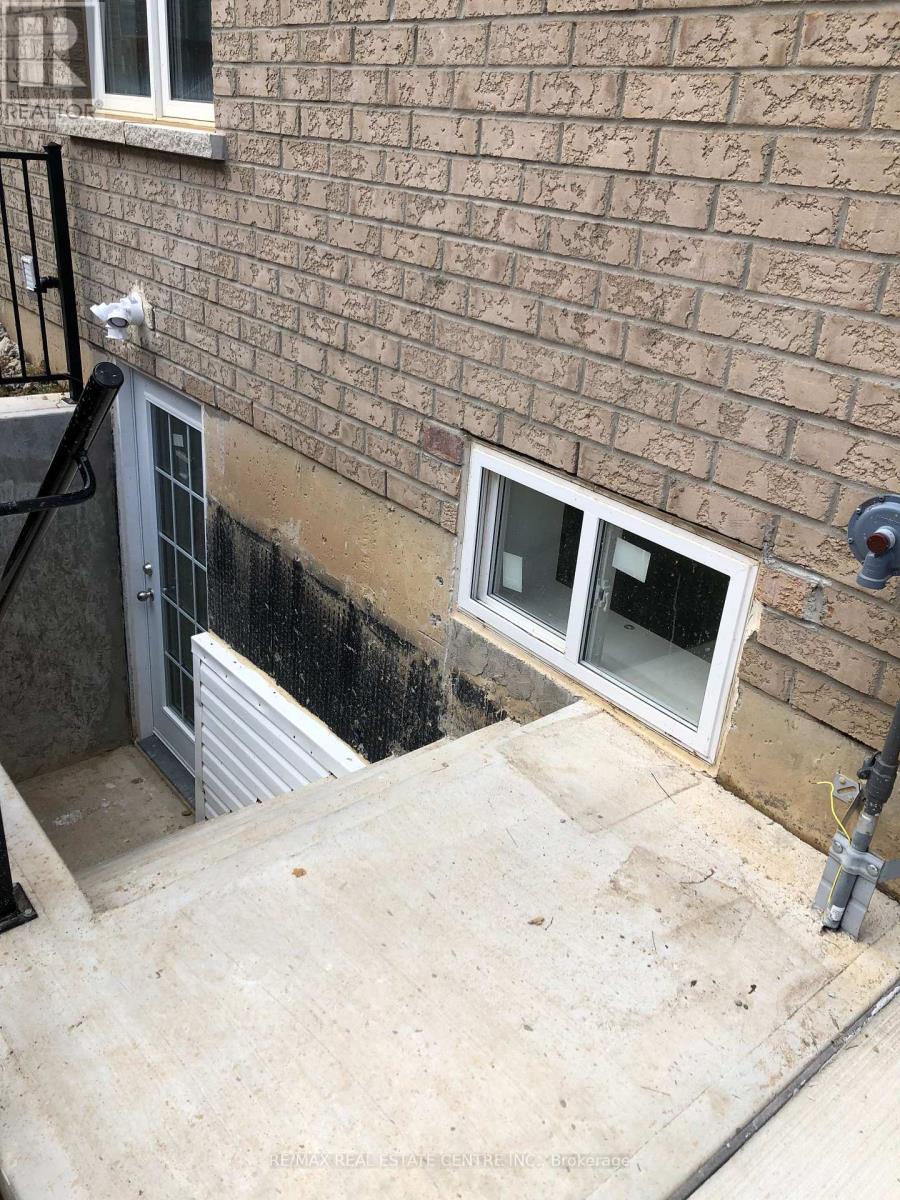 24 Dale Meadows ( Basement) Road, Brampton, Ontario  L7A 4Z9 - Photo 2 - W14122162