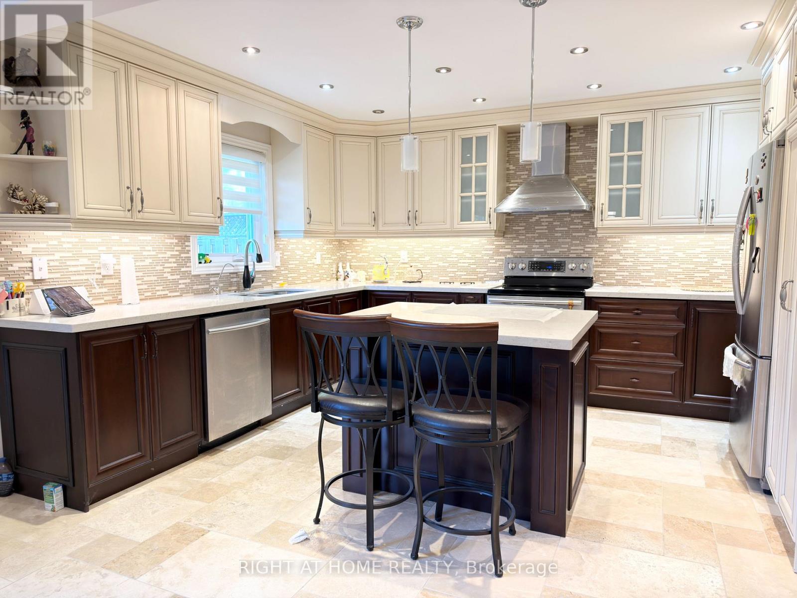 6 Cowles Court, Richmond Hill, Ontario  L4C 9A7 - Photo 3 - N14120708