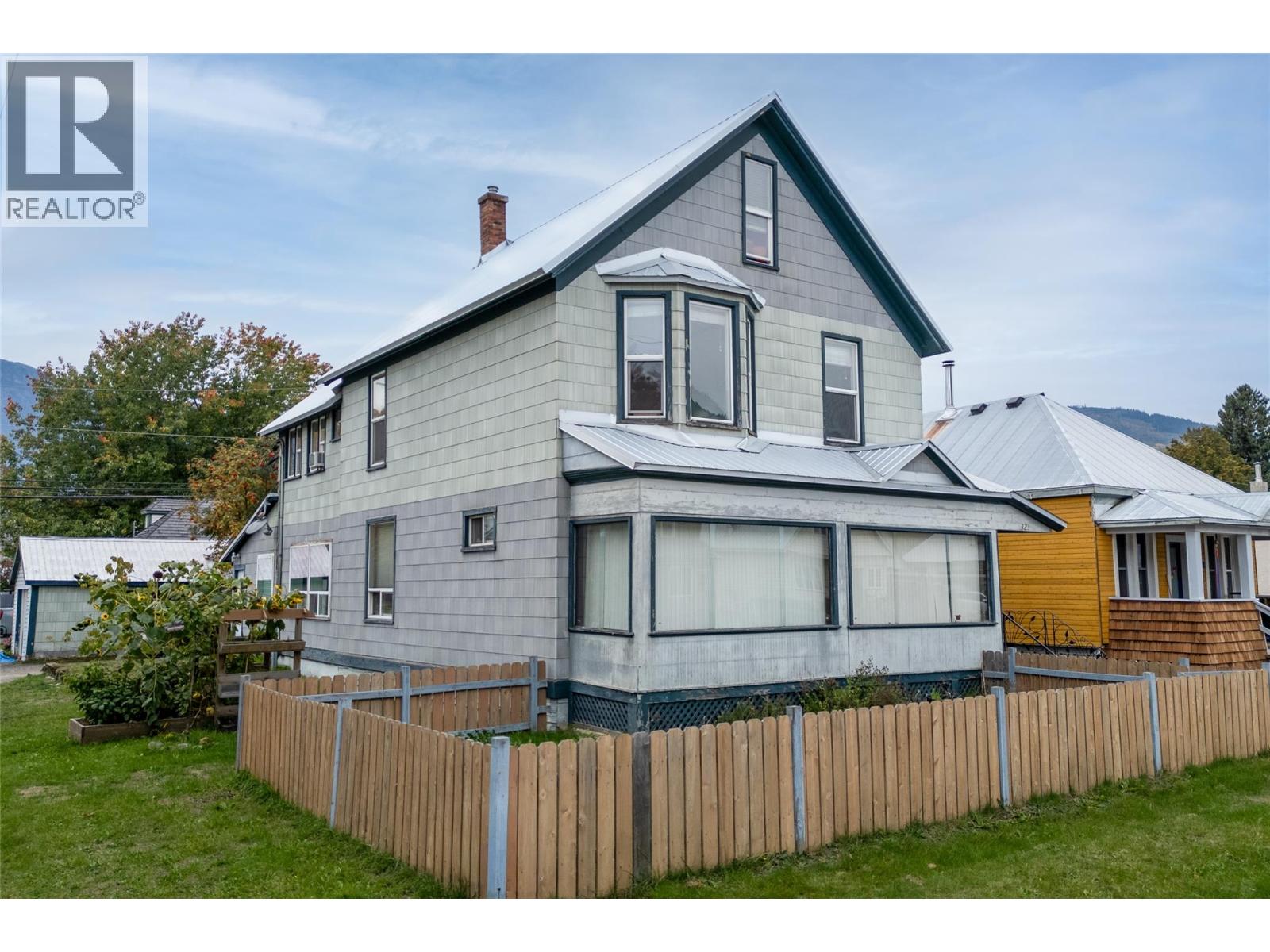 321 Third Street E, Revelstoke, British Columbia  V0E 2S0 - Photo 2 - 10404654