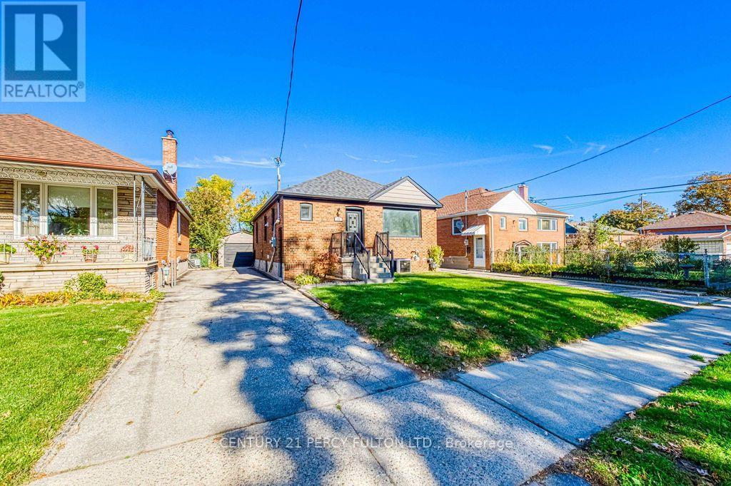 12 Silvercrest Avenue, Toronto, Ontario  M8W 2S4 - Photo 2 - W14122448