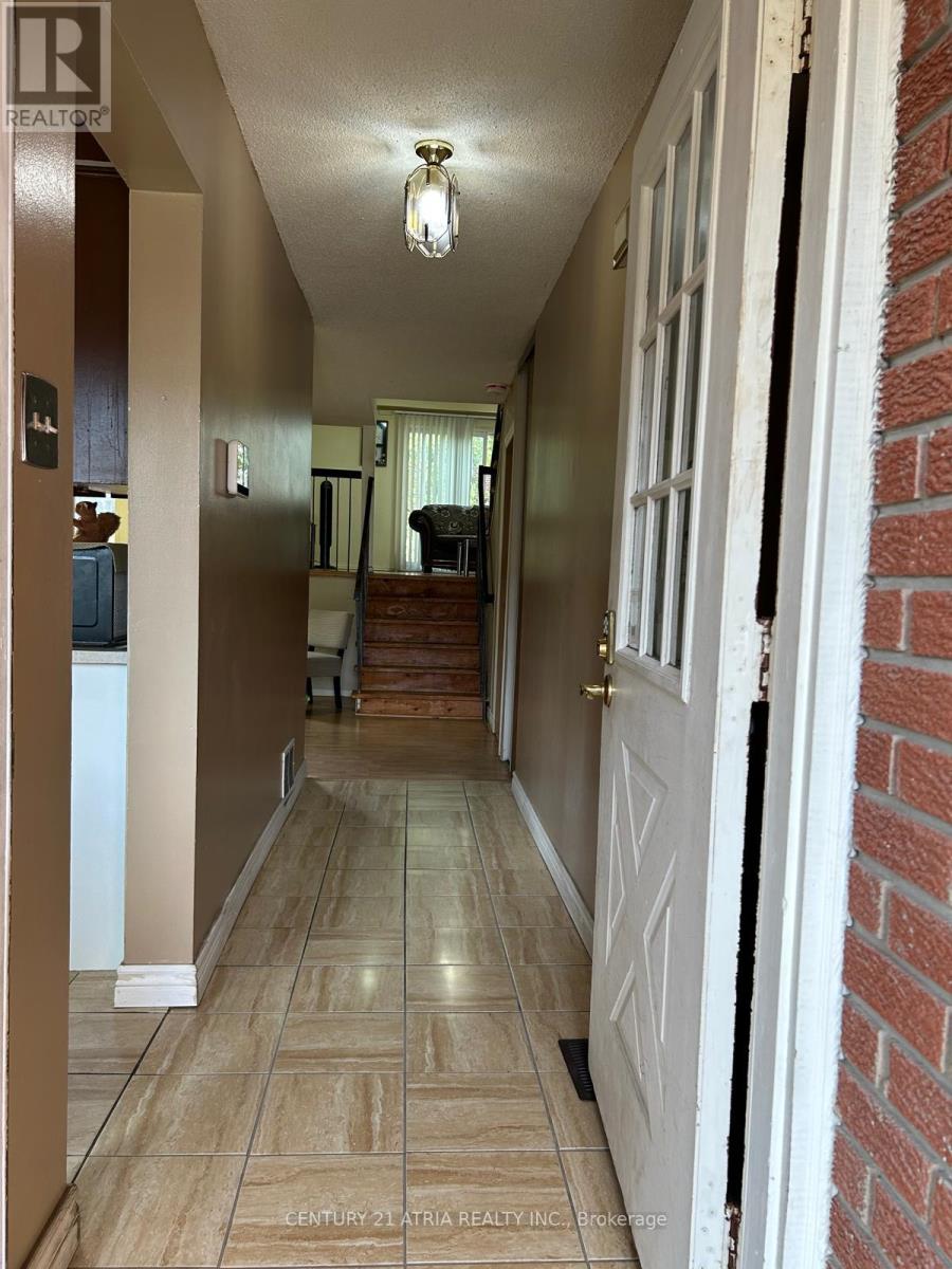 6 Lindridge Avenue, Brampton, Ontario  L6S 3W9 - Photo 2 - W14122552