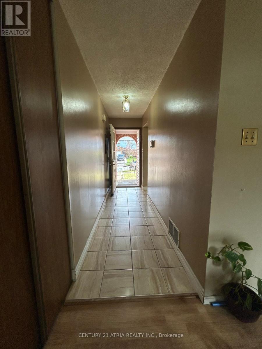 6 Lindridge Avenue, Brampton, Ontario  L6S 3W9 - Photo 3 - W14122552