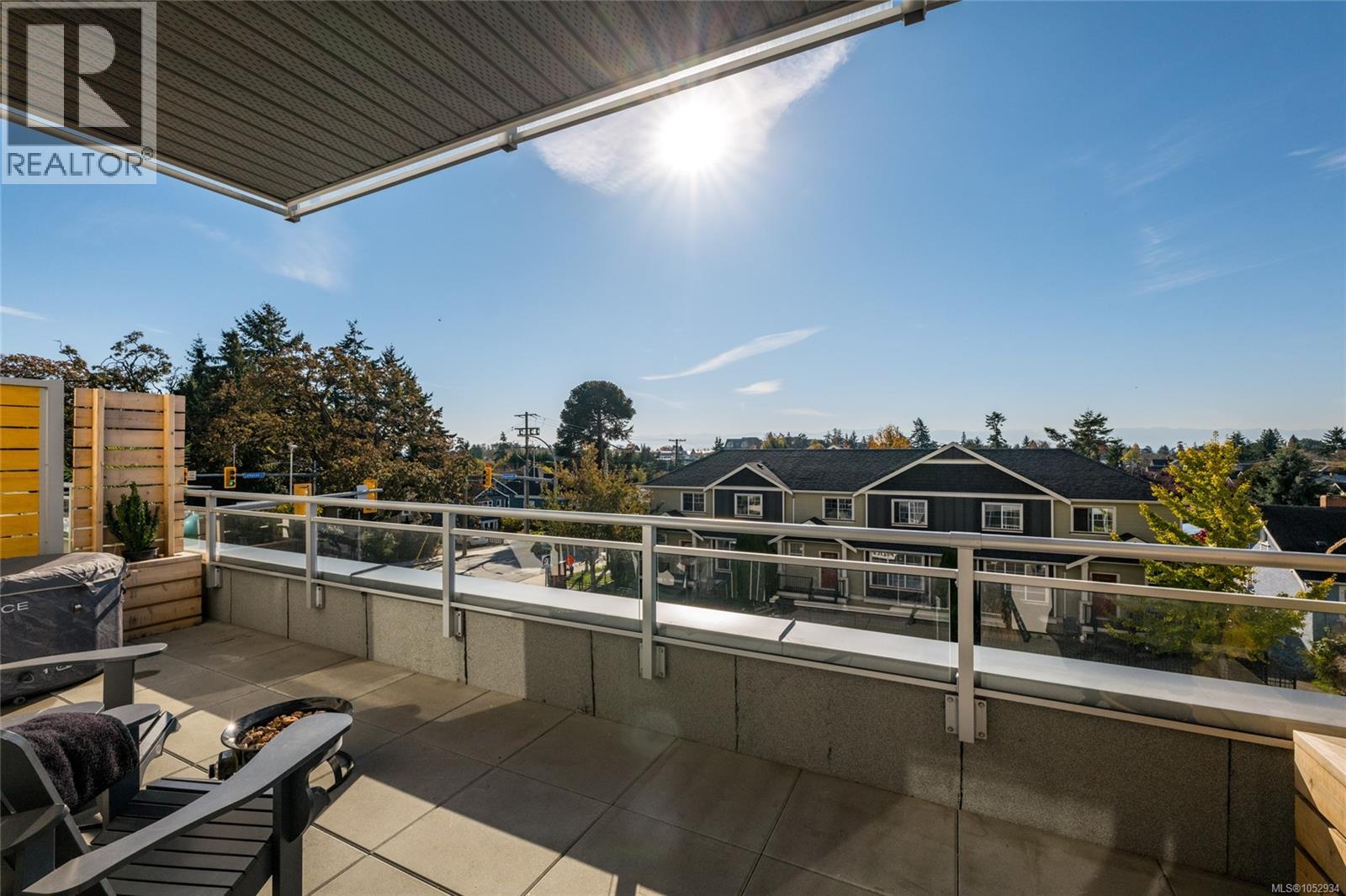 211 1102 Esquimalt Rd, Esquimalt, British Columbia  V9A 0L3 - Photo 2 - 1052934