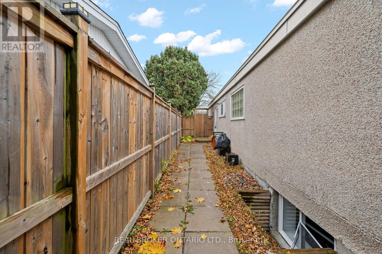 B - 28 Leeming Drive, Ottawa, Ontario  K2H 5P7 - Photo 4 - X14113122