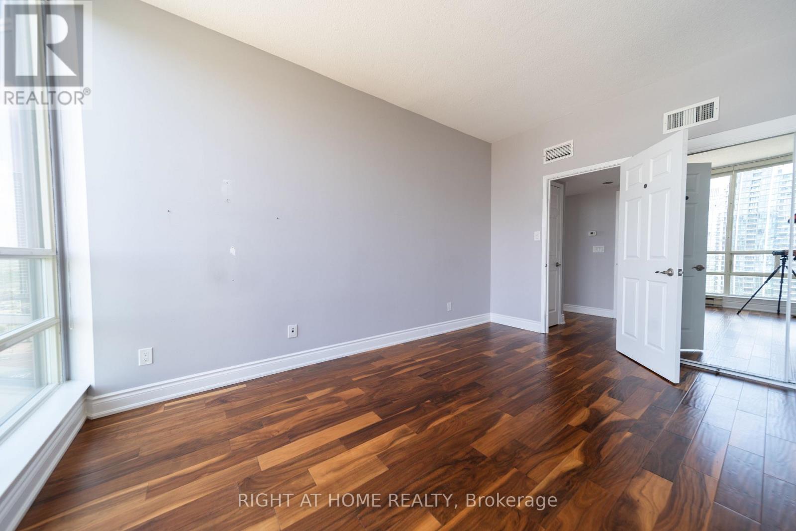 1910 - 45 Kingsbridge Garden Circle, Mississauga, Ontario  L5R 3K4 - Photo 15 - W14122954