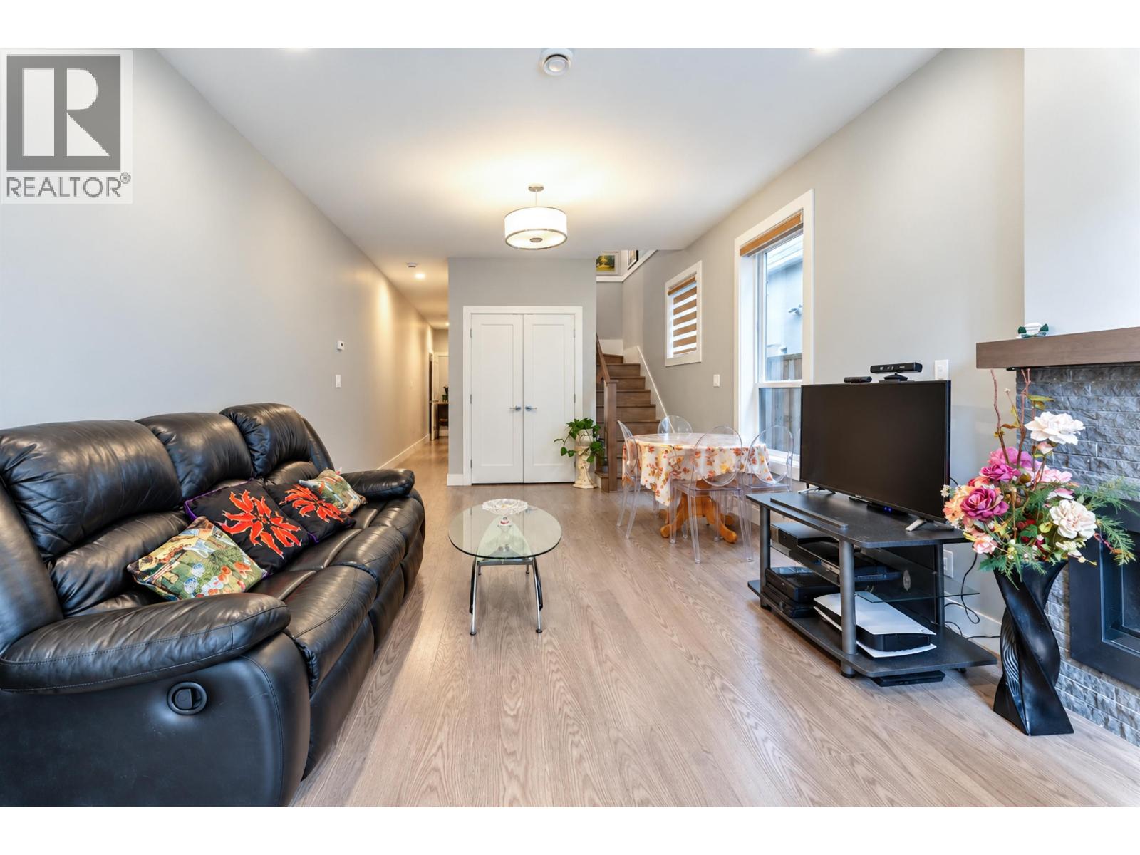5065 Dominion Street, Burnaby, British Columbia  V5G 1C8 - Photo 3 - R3178527