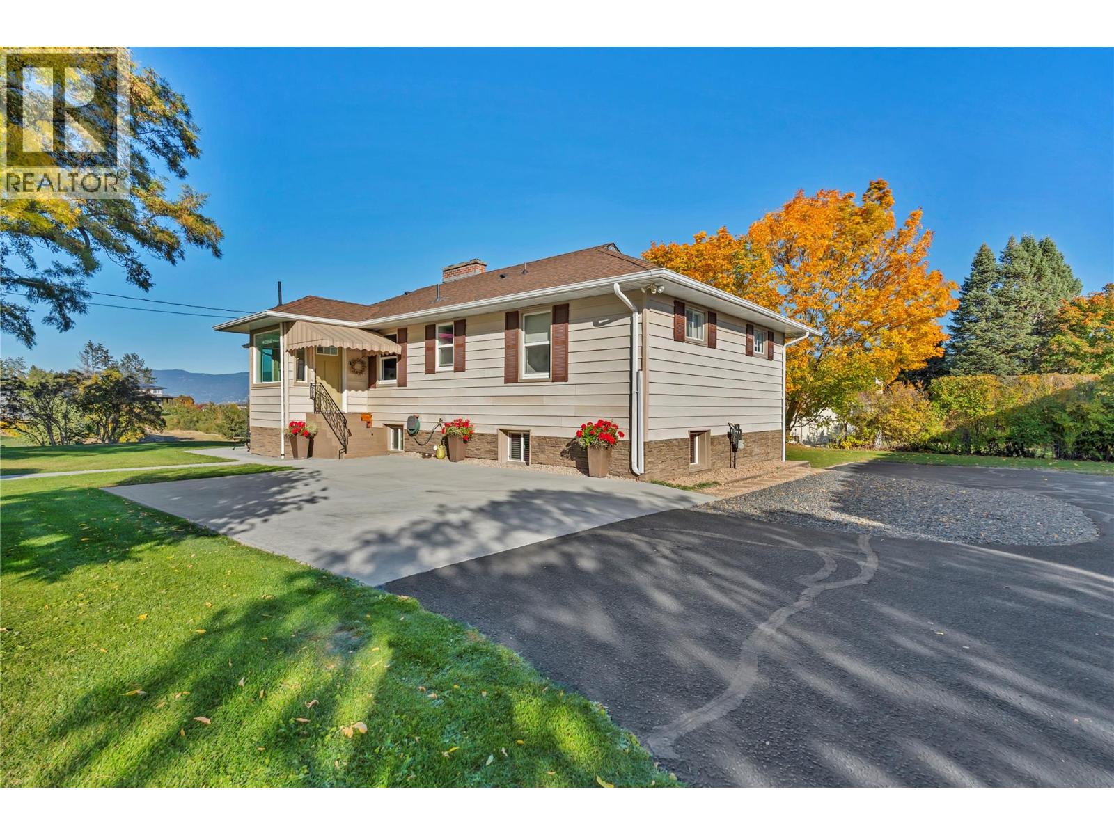 1005 West Bench Drive, Penticton, British Columbia  V2A 8Y4 - Photo 2 - 10404535