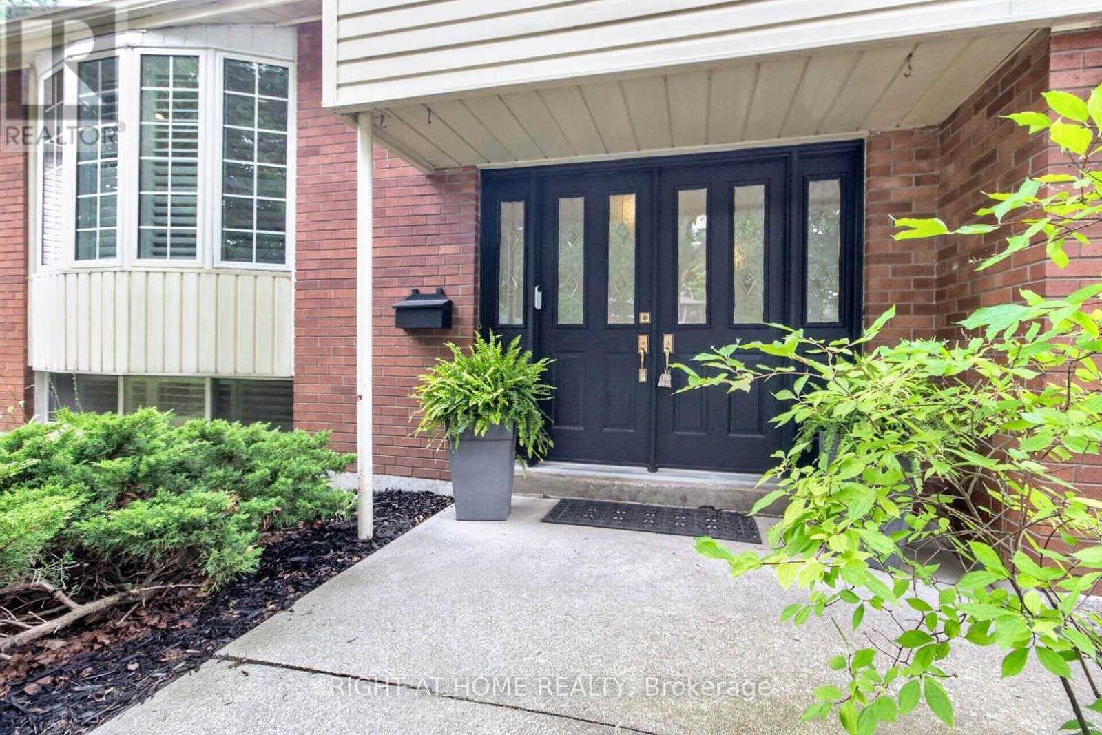 516 Kenmarr Crescent, Burlington, Ontario  L7L 4R7 - Photo 4 - W14122988