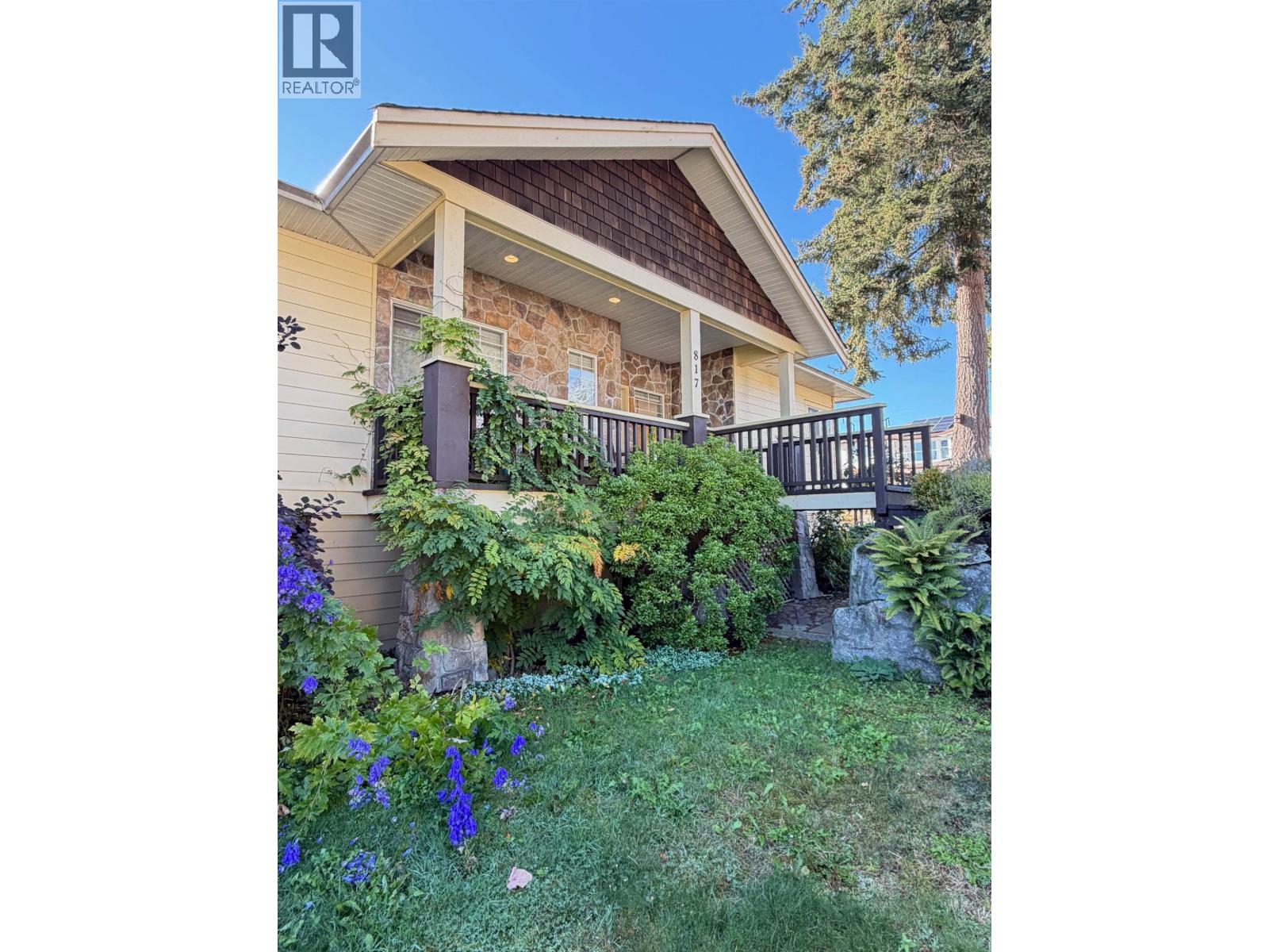 817 Aurora Way, Gibsons, British Columbia  V0N 1V9 - Photo 3 - R3179140