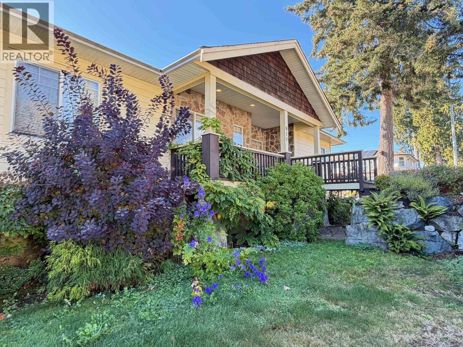 817 Aurora Way, Gibsons, British Columbia  V0N 1V9 - Photo 2 - R3179140